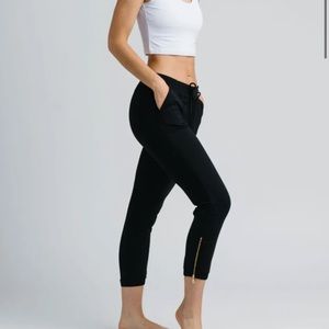 ZYIA Black Peak Zipper Jogger Size L